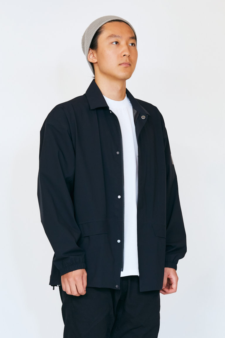 BUKE JK 01 - よりストリートでのスタイリングに合わせやすい、フード付きコーチジャケットタイプ。