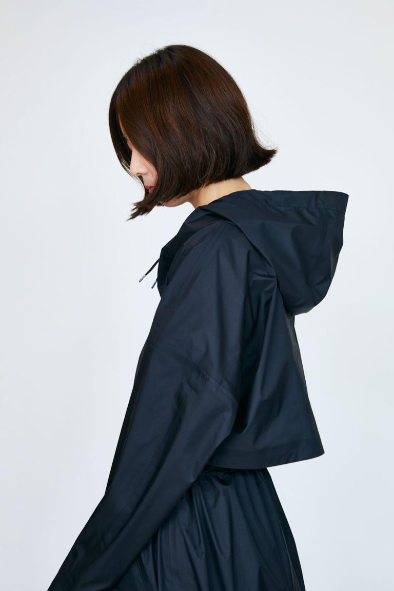 MATSU 04 - 街着やビジネスシーンに合わせやすい、ロング丈のレインコート