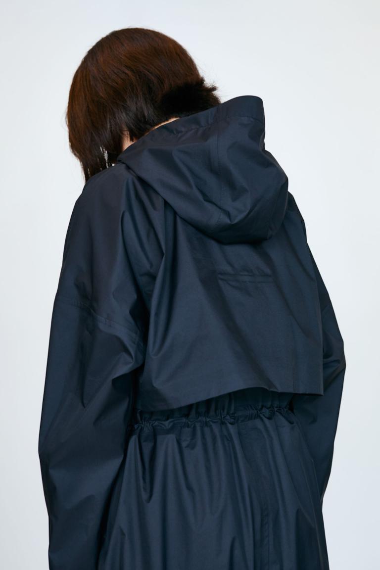 MATSU 05 - 街着やビジネスシーンに合わせやすい、ロング丈のレインコート